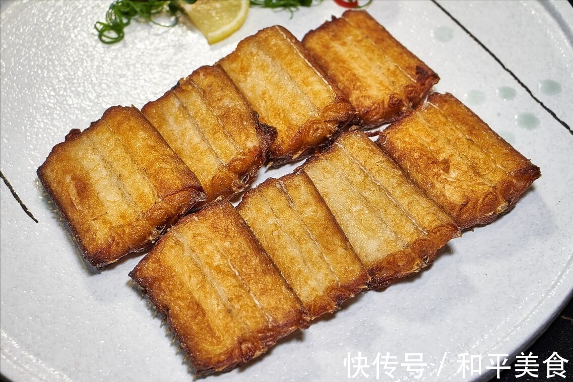 炸带鱼|炸带鱼用面粉还是淀粉酒店大厨教你一招，带鱼外焦里嫩还不腥