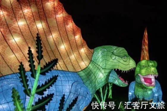 井盐|去年才通高铁,这座“十八线”国内小城,凭什么就火到了国外?