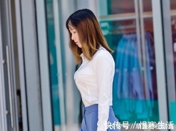丰腴|街拍：丰腴性感时尚的妹子，搭配长心,没有对比就没有伤害！