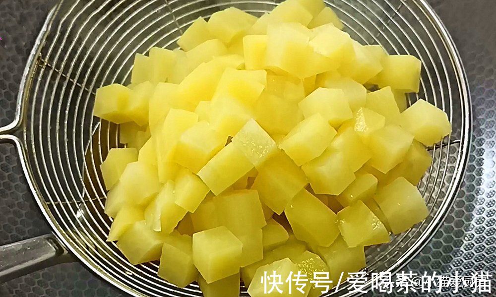 香辣过瘾的孜然土豆火腿肠,浓郁的烧烤风味,下饭又解馋特别过瘾