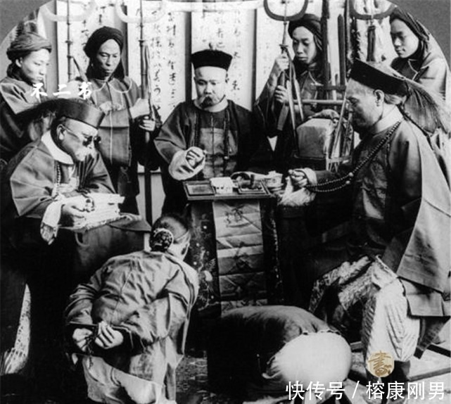 清军|清末老照片：镜头下真实的清军士兵、义和团拳民跪在地上接受审讯