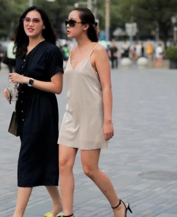 街拍:倾城倾国的美女,一条黑色一字肩连衣裙,时尚女神魅力