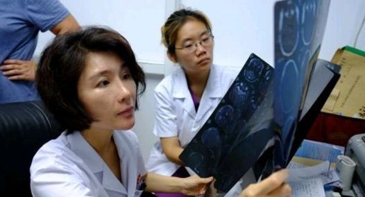 眼球|医生让小女孩对着白纸吹气,没想到才吹几下就眼球发白失去意识