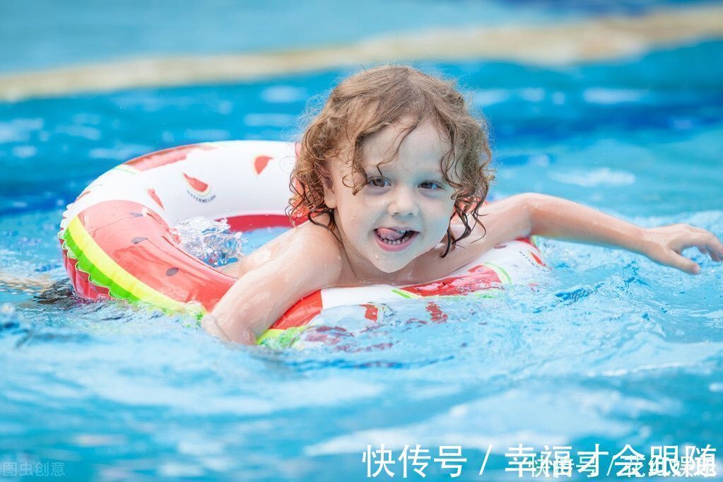 好孩子|宝妈哄娃睡觉自己睡着了,孩子躲被窝里看电视,脸上表情太萌了