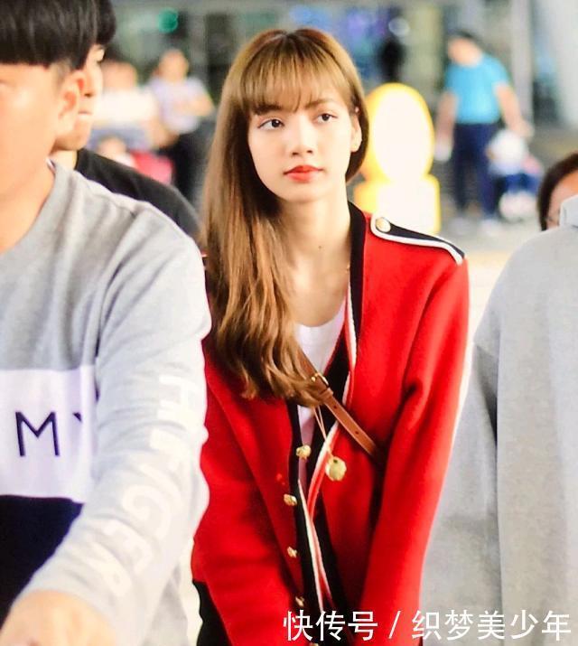 裤子|Lisa穿露脐装高调炫腹,穿错裤子大腿粗一圈,这下翻车了