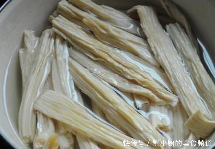  泡腐竹，用冷水还是热水泡？教你正确方法，腐竹快速泡好没硬芯！