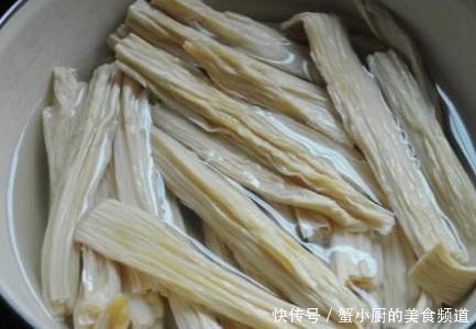 泡腐竹,用冷水还是热水泡?教你正确方法,腐竹快速泡好没硬芯!