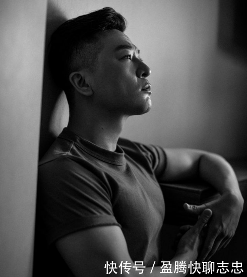 于毅黑白大片,硬朗肌肉线条,展型男荷尔蒙