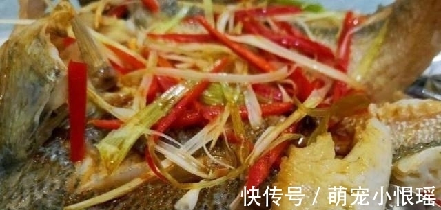 蒸鲈鱼时，记住“2不放，加3样”鱼肉鲜嫩洁白，还没有腥味