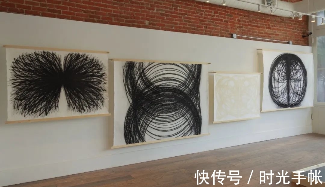 纸面!一边起舞一边画画的艺术家是怎么创作的?