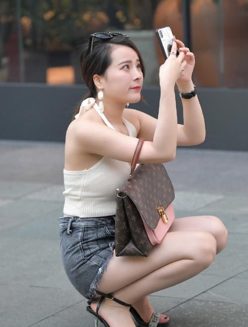 丰腴女神此起彼伏真美丽，时尚服装展现其活力美