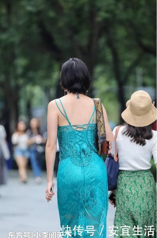 连衣裙|贵妇品位够时尚,穿“翡翠瓷”连衣裙逛街,远看还以为是“花瓶”