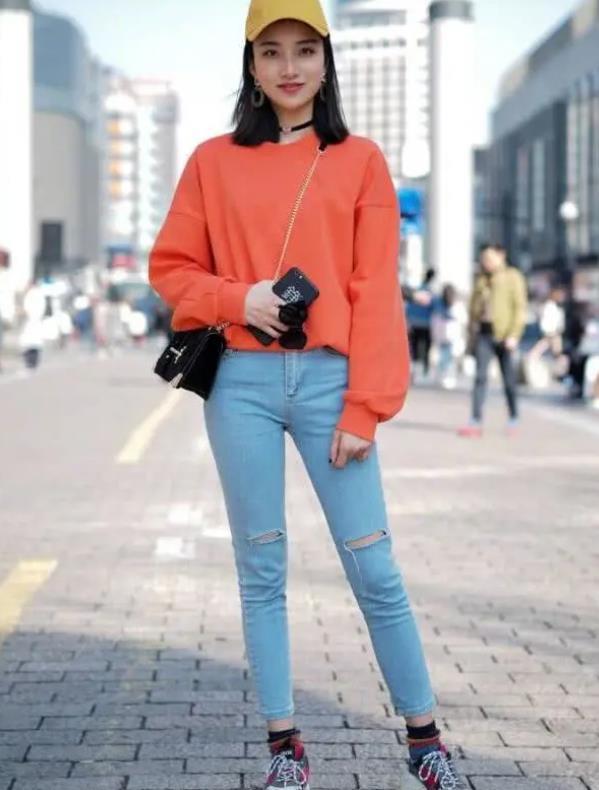 紧身裤 气质魅力美女,身穿蓝色牛仔裤,演绎出美丽的腿线