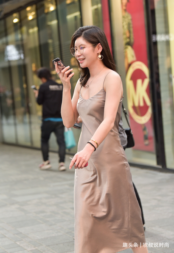 吊带 初秋“辣妈”穿搭,选择吊带连衣裙,展现别致成熟魅力!