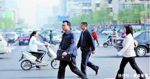 男女|走路姿势说明寿命长短,越这么走越加速衰老,无论男女都要注意