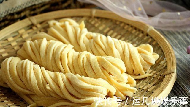 面团|手擀面一煮就断？牢记这3点，面条下锅不断，口感爽滑还筋道