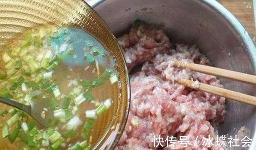 调肉馅时,有人放香油,有人放熟油,都不对,学会正确做法,喷香