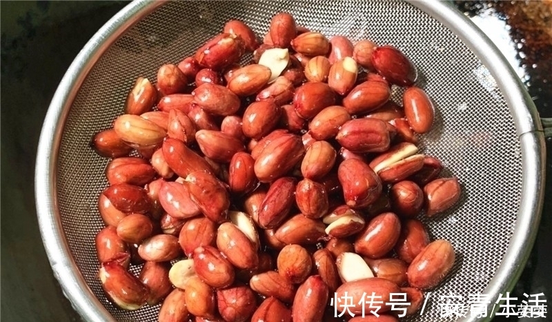 炸花生米时，别再只会放白酒了，多加1步，花生嘎嘣脆，7天不返潮
