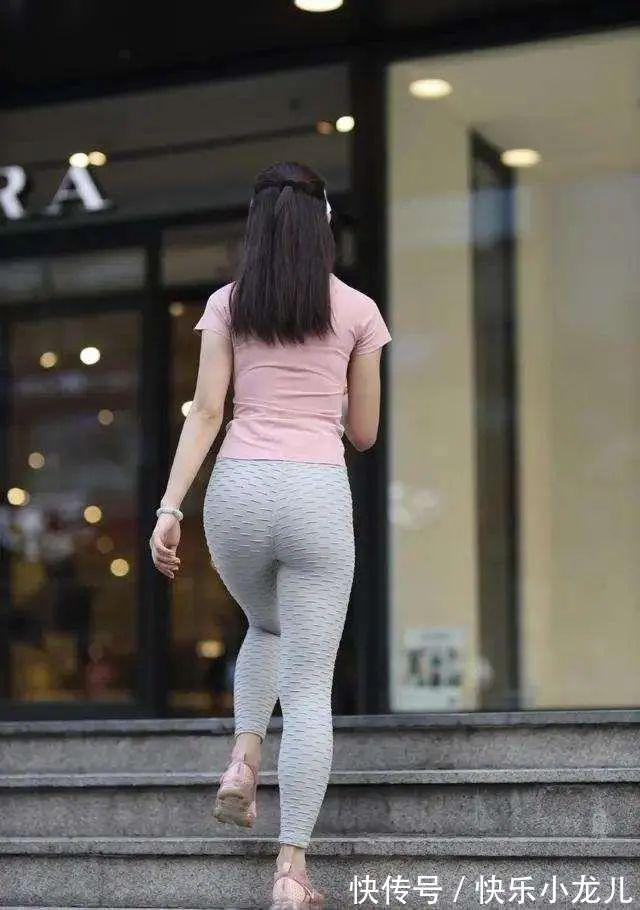 下半身 粉色修身短袖搭配白色花纹打底裤,整体小清新范,尽显年轻气质