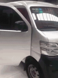 |搞笑GIF图：千万不能和大人一起玩跳跳床，不然就不是卡那了