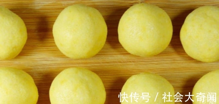 杂粮|玉米面窝窝头，用杂粮制作，健康营养颜色也好看，还寓意十全十美