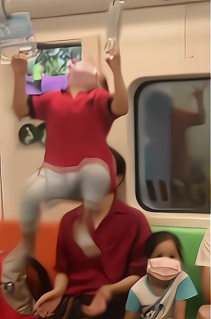 真丑|地铁一年轻母子被偷拍,看到孩子的行为,网友:没教养的样子真丑