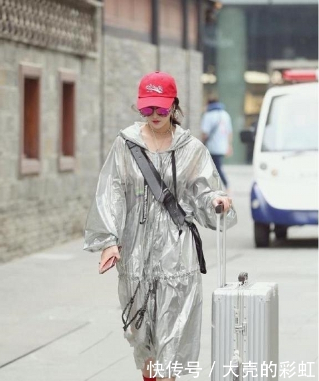 路人街拍，小姐姐露腰的背心搭配卡其色的工装裤，更显气质