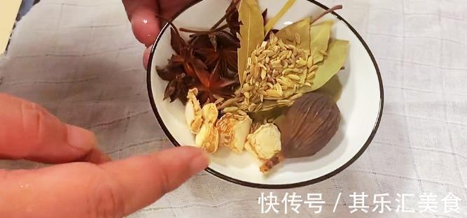 大厨|卤大肠，如何清洗是关键，大厨教你酒店做法，汁香味浓看着流口水