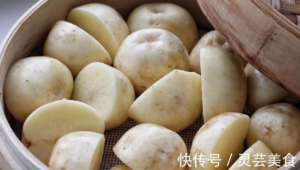土豆茄子|纯正东北农家菜，土豆茄子蒸一蒸，酱料调制有套路