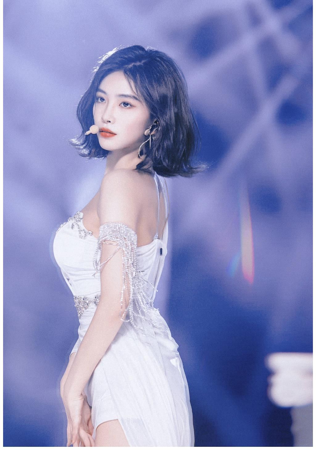 许佳琪的舞台照,爱看一些自信又吸引的美女