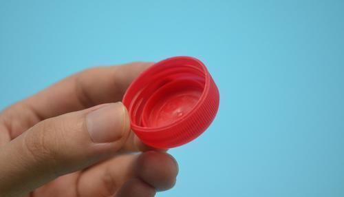 忘记|出门总是忘记带钥匙,只需一个塑料瓶盖,轻松解决大烦恼,学学吧