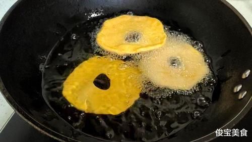 红薯饼|先把红薯洗净去皮,加把面粉,炸成薄脆,又香又酥