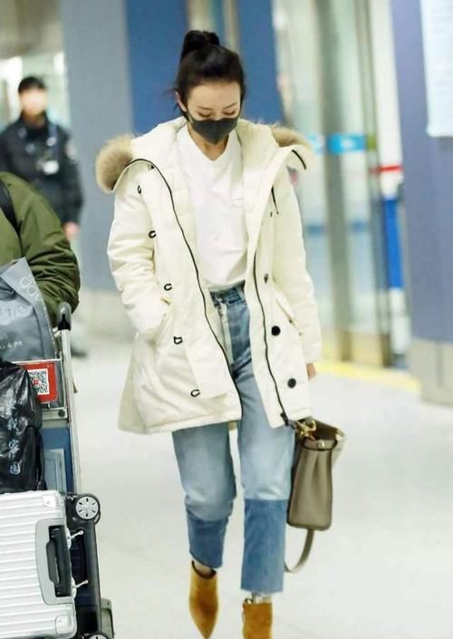 讲真的，穿羽绒服时，最好别配这2种裤子，多穿这3种，显瘦洋气