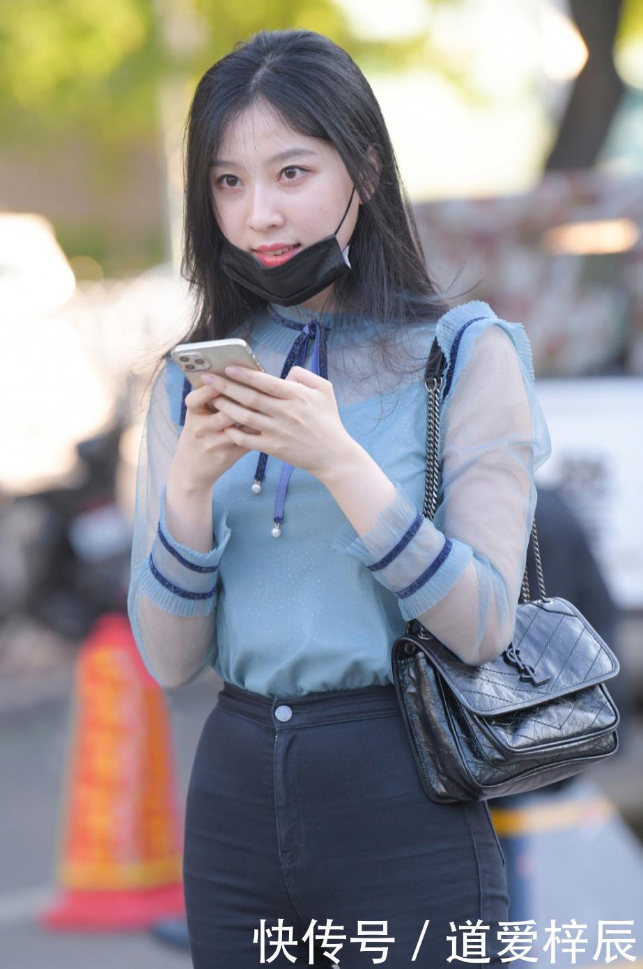 深色系的休闲裤，给人初恋般的甜美感觉