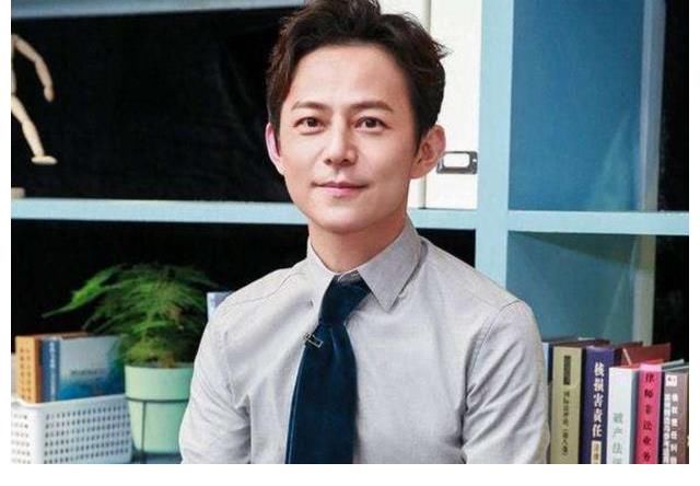 同样是芒果台主持人,把何炅和汪涵放在一起比较,差别就很显著了