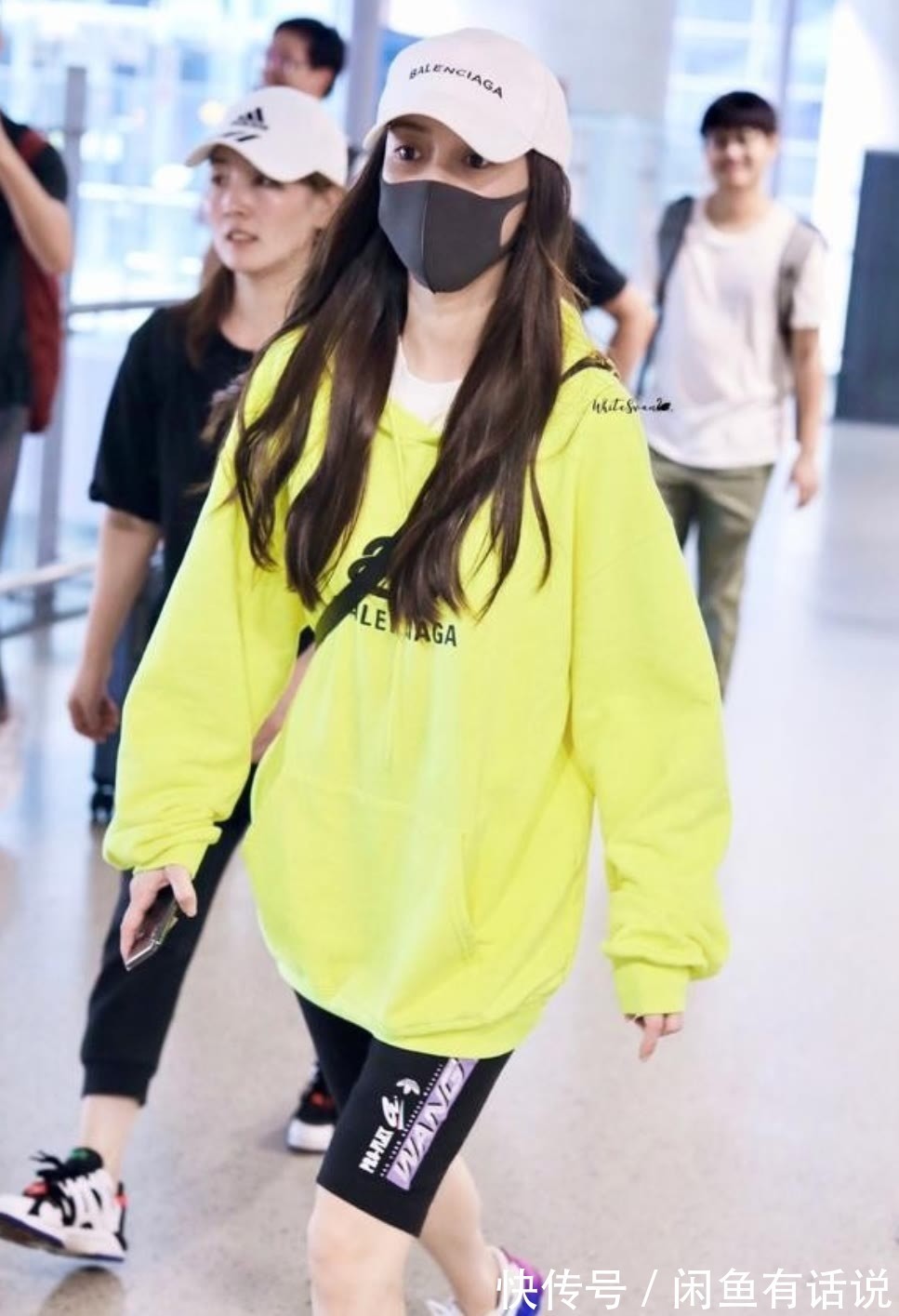 机场 baby走机场不低调,从头到脚都是大牌,还拎20万包一看就是富婆