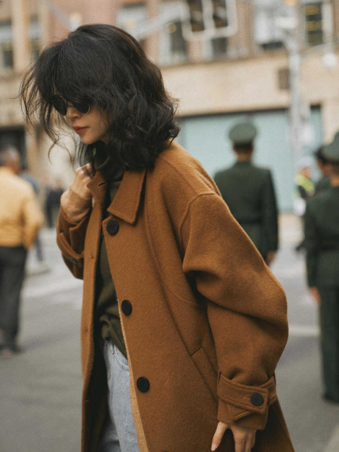 穿搭|秋冬买大衣,尽量减少黑白灰,这几种颜色更高级,衬托肤色显白