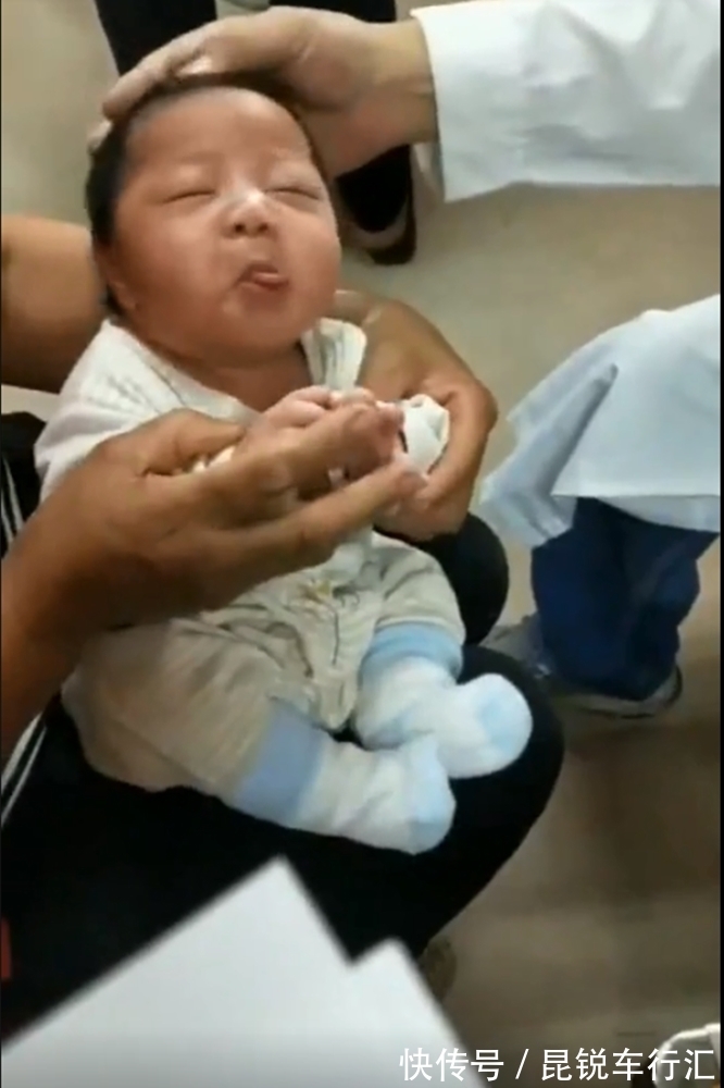 表情|刚满月就开始调戏医生了?这小表情,可真是萌翻了