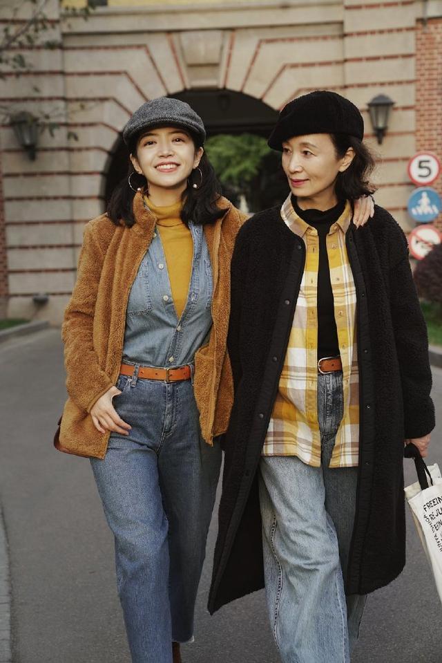 母女 女人过了50岁放下毛衣牛仔裤,看这对''母女''搭配,高贵又减龄