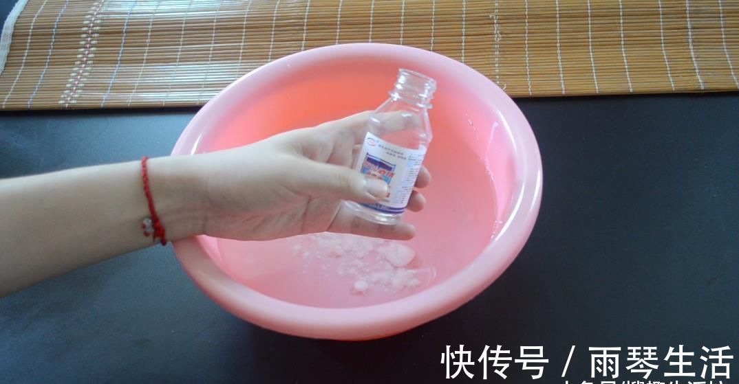 冲洗|凉席脏了别再用水冲洗了, 教你5分钟清洗凉席, 洗的干净还能除螨