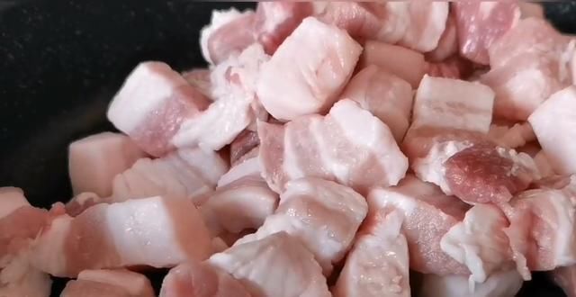 我家五花肉从不红烧,加一块豆腐,不加油不加水,上桌瞬间被扫光