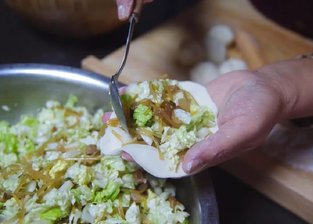 只有山东人这样蒸包子,大块白菜大块肉,吃起来爽快又清新