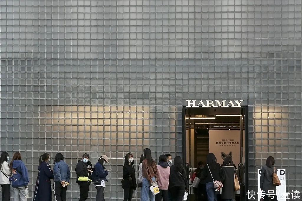 我在美妆集合店逛了两小时，啥也没买