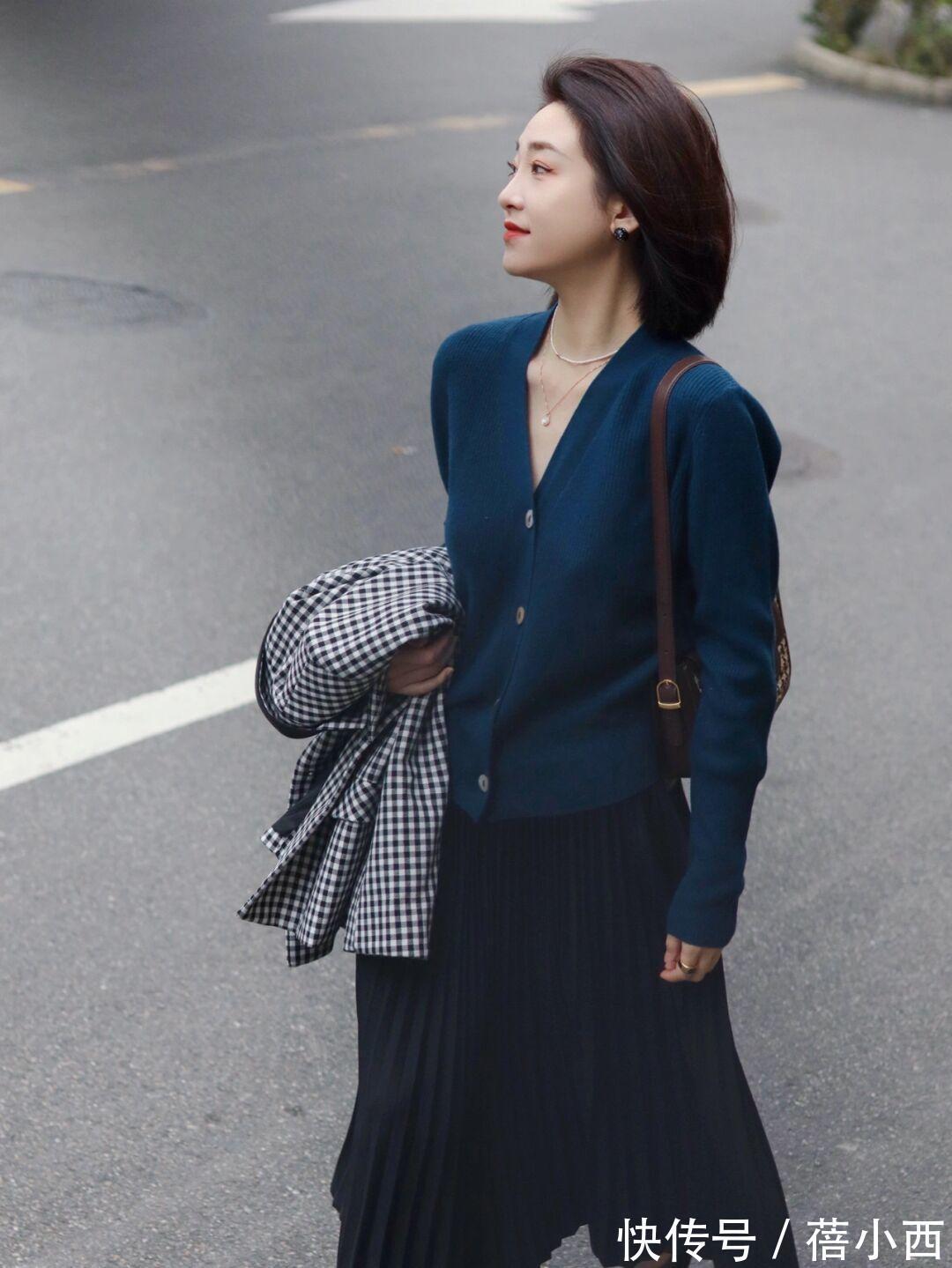 紫色 “针织开衫”才是永不过时的春季单品,时髦又高级,谁穿谁优雅