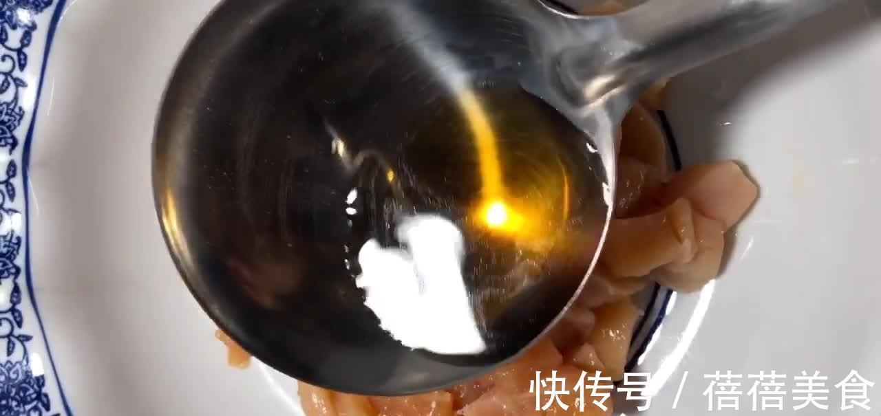 家常版鱼香鸡丁的做法，香辣酸甜鲜嫩爽脆，深受食客追捧的下酒菜