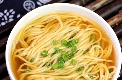 小葱|煮面条时，最忌开水下锅，大厨教你小妙招，面条筋道Q弾超好吃！