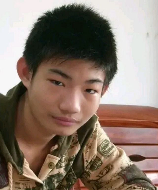 大饼|他被称为“巨婴懒人”,吃饭靠喂、走路靠扁担挑,结局警醒家长