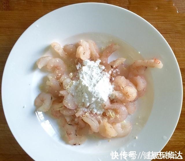 鸡蛋|做鸡蛋时,直接下锅难怪难吃,多加这一步,鸡蛋软滑鲜嫩不粘锅