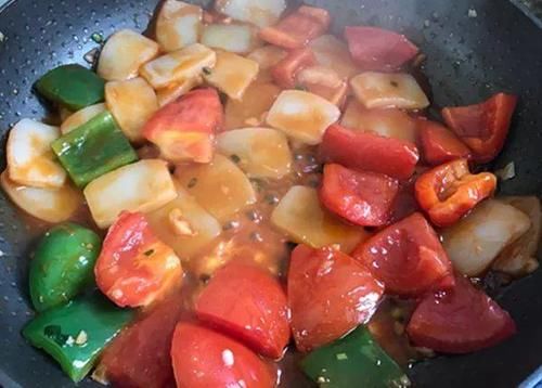  小年少不了的一盘菜，西红柿和年糕炒一下，酸甜美味，温养脾胃