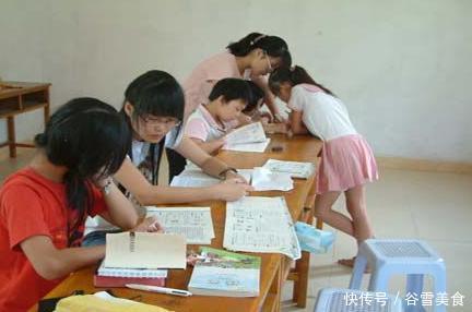 小区|宝妈深夜辅导作业很“扰民”,孩子一个人写作业,全小区接受教育